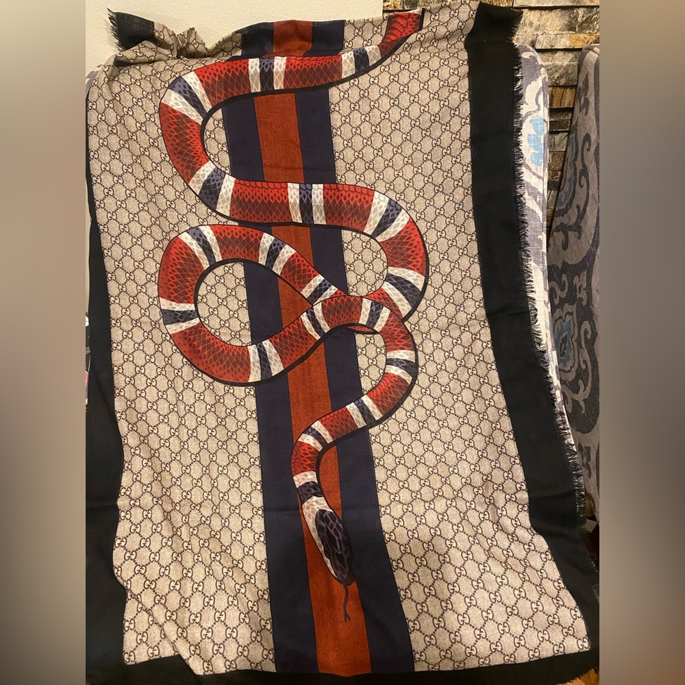 Gucci serpentine scarf